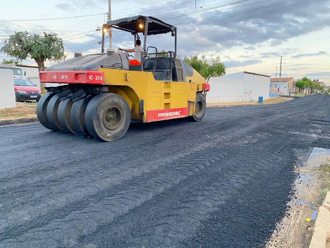 1116363421 Parceria entre Prefeitura de Monteiro e Estado: Obras de pavimentação asfáltica da Vila Popular são iniciadas