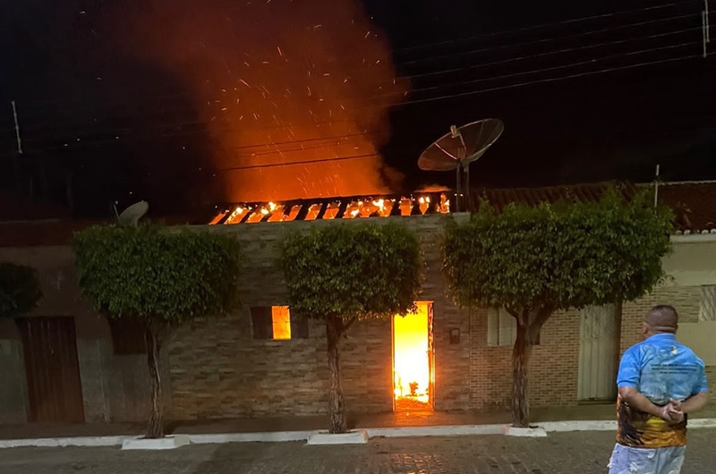 1f7e36a0e7f193124327fd4fbd582509 Mulher esquece vela acesa e casa pega fogo na Paraíba