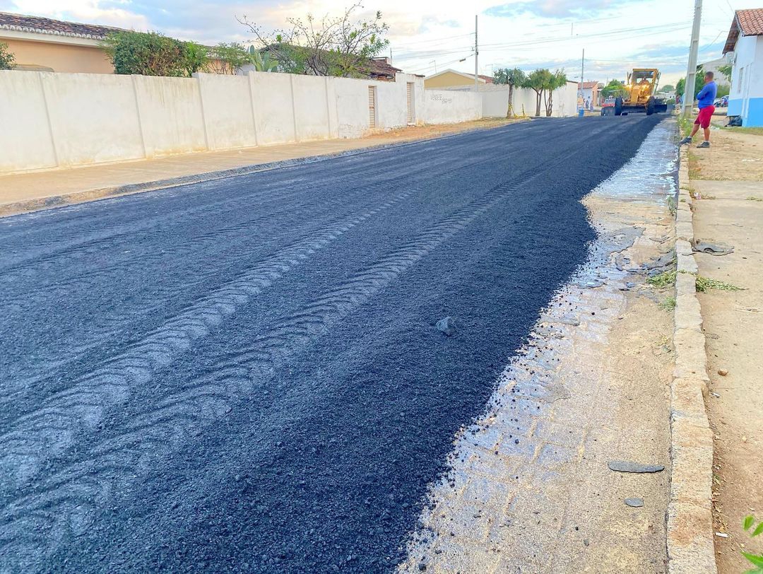 841599058 Parceria entre Prefeitura de Monteiro e Estado: Obras de pavimentação asfáltica da Vila Popular são iniciadas
