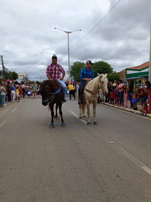 IMG_20220907_093422-488x650 Confira imagens do desfile cívico da Independência na manhã desta quarta-feira em Monteiro