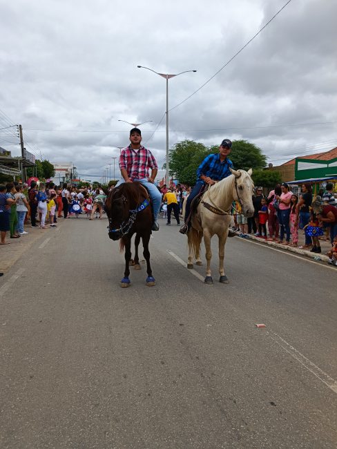 IMG_20220907_093423-488x650 Confira imagens do desfile cívico da Independência na manhã desta quarta-feira em Monteiro
