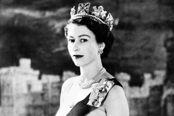 foto-antiga-da-rainha-elizabeth-ii-de-1953_1_89241-599x400 Bolsonaro decreta três dias de luto oficial pela morte da rainha Elizabeth 2ª