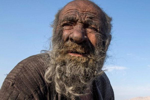 100958463_files-in-this-file-photo-taken-on-december-28-2018-amou-haji-uncle-haji-sits-on-the-outski-599x400 'Homem mais sujo do mundo' morre aos 94 anos no Irã