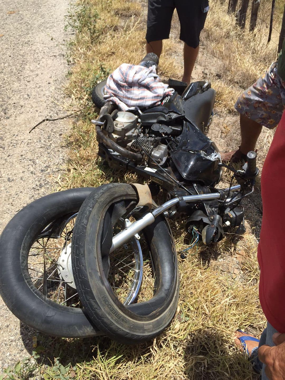 332932469 Acidente entre carro e moto deixa uma vítima fatal na BR-412, entre Sumé e Santa Luzia.