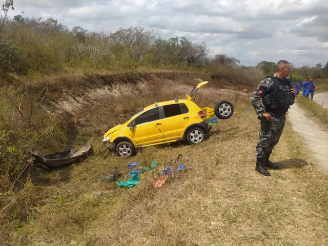 carro-capotado Grupo suspeito de assaltar loja capota carro durante fuga em Campina Grande