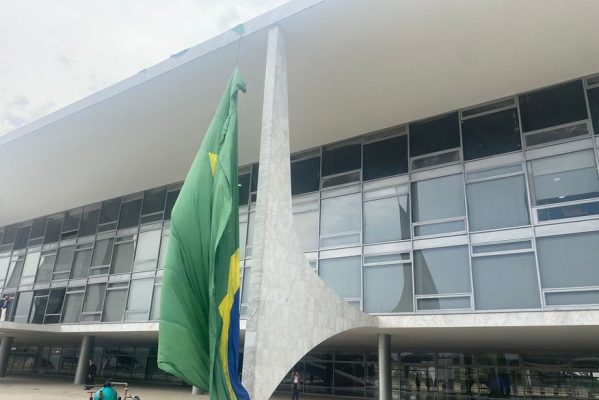 ffnihy_xebcodqt-599x400 Vento derruba bandeira do Brasil gigante que Bolsonaro mandou estender no Planalto