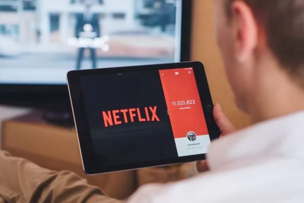 netflix-homem-assistindo-netflix-em-tablet-ipad-1656418629410_v2_900x506-599x400 Netflix vai acabar com farra de compartilhamento de senhas em 2023; entenda