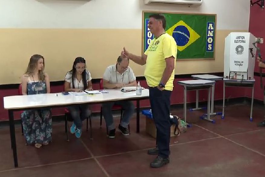 presidente 'Expectativa de vitória', diz Bolsonaro ao votar na Vila Militar, Zona Oeste do Rio