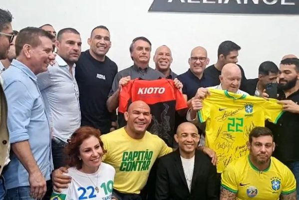 whatsapp-image-2022-10-21-at-092954-599x400 Em encontro com lutadores, Bolsonaro diz que Lula 'brochou' ao decidir faltar a debate