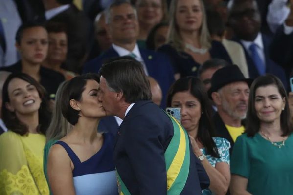 100405807-mariz-pa-brasilia-07-09-2022-7-de-setembro-jair-bolsonaro-michelle-bolsonaro-beijo-presi-599x400 Michelle posta explicação sobre unfollow de Bolsonaro: 'Seguimos firmes e unidos'