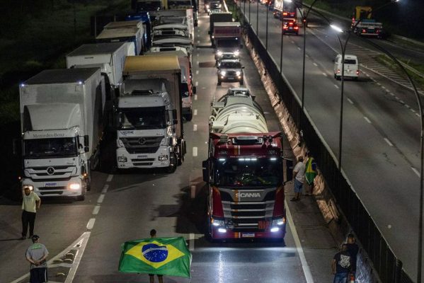 2022-10-31t224607z_1416775011_rc2icx9a1nbq_rtrmadp_3_brazil-election-protests-599x400 Todas rodovias federais do país estão livres de bloqueios, diz PRF