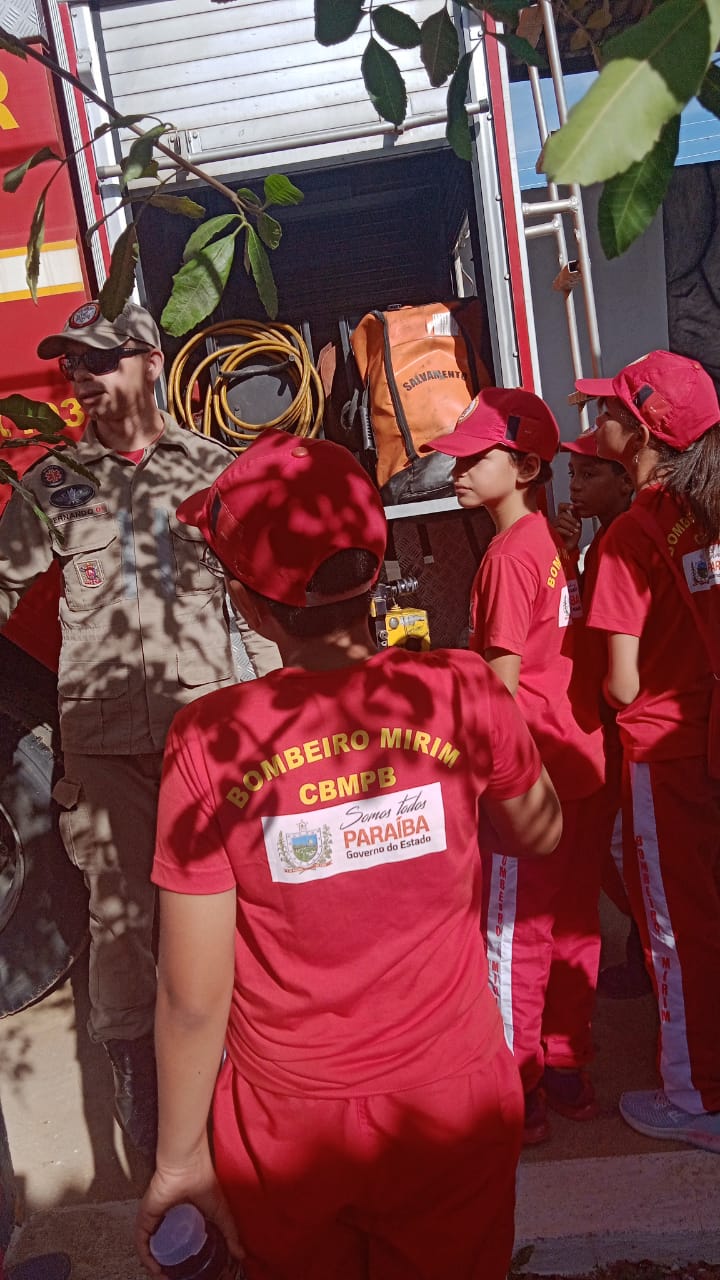 Bombeiros_Escola-1 Aprendendo a salvar vidas - Projeto ‘Bombeiro Mirim’ incentiva estudantes monteirenses