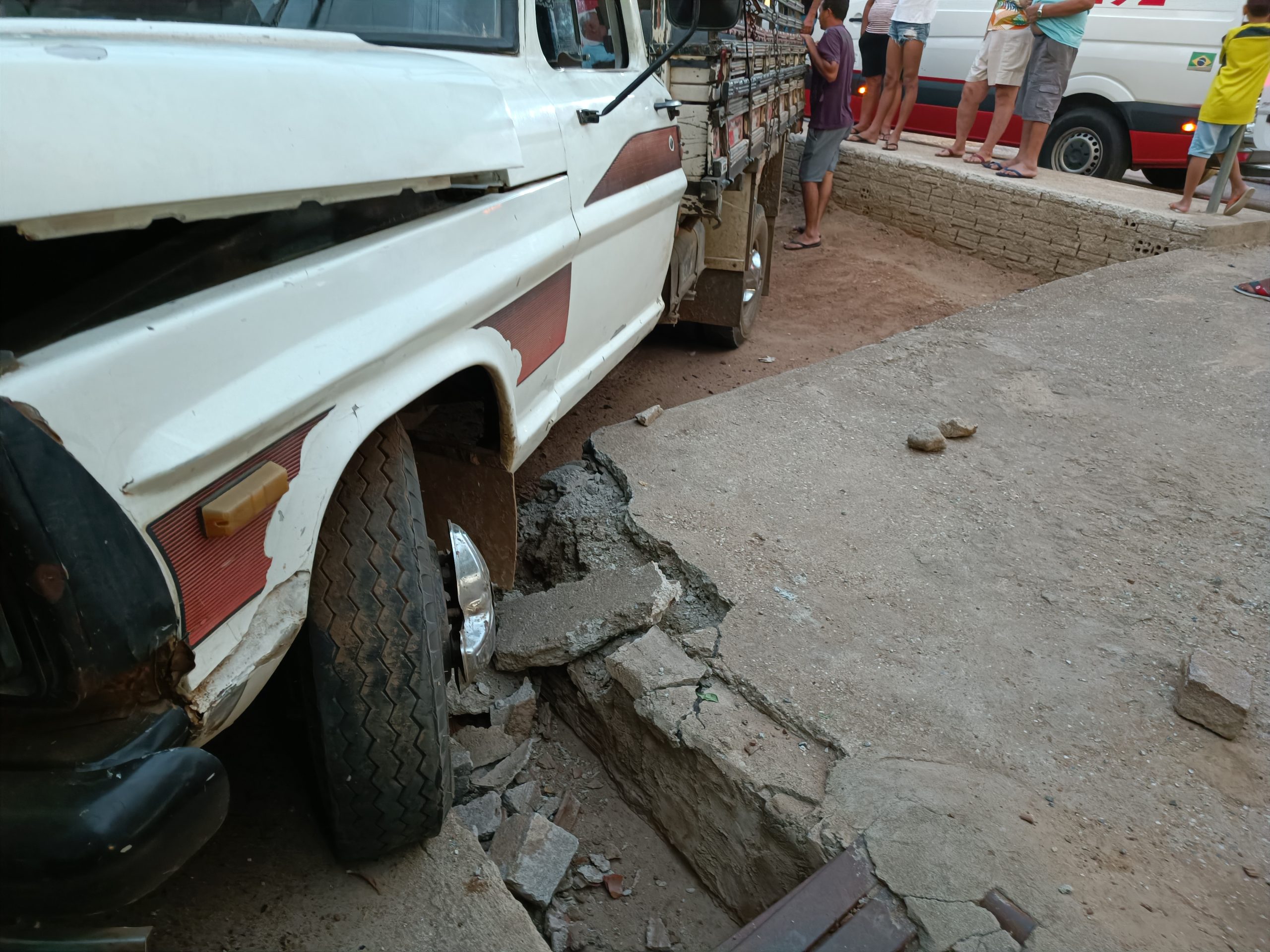 IMG_20221112_171942-scaled Exclusivo: Motorista perde o controle de caminhonete e bate em residência em Monteiro