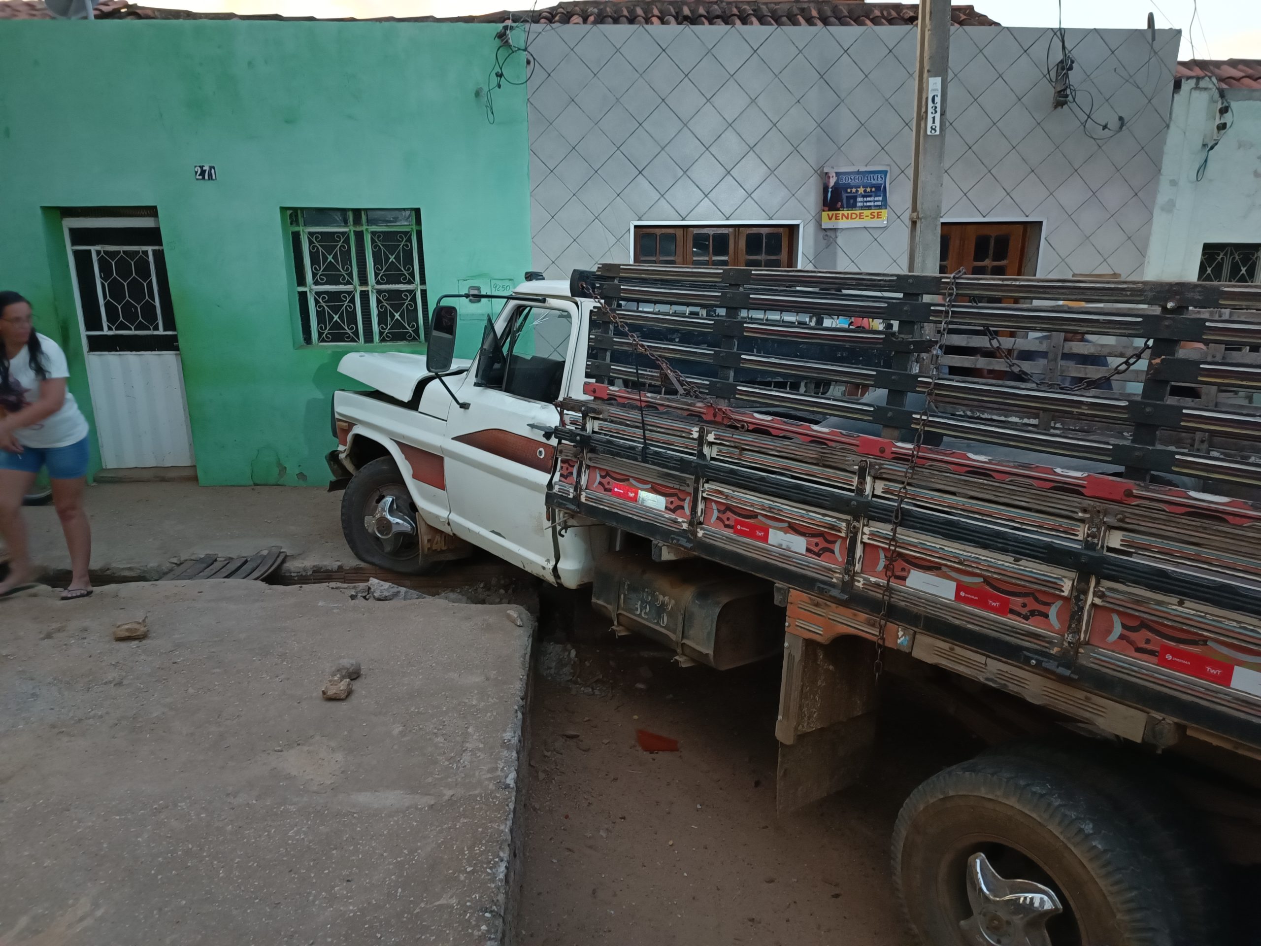 IMG_20221112_172018-scaled Exclusivo: Motorista perde o controle de caminhonete e bate em residência em Monteiro