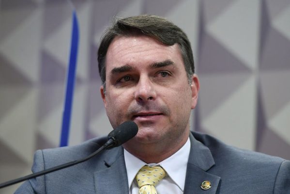 flavio-bolsonaro-12mai-2022-599x400 Flávio Bolsonaro se manifesta sobre eleições