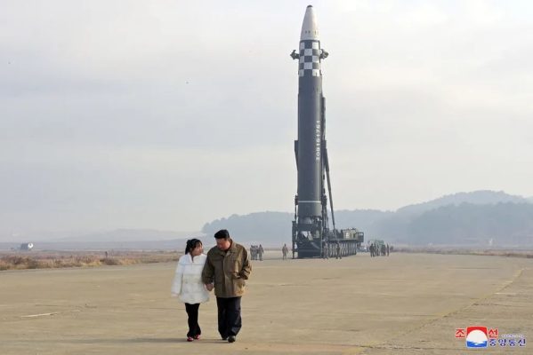 kim-jong-un-filha-reuters-599x400 Kim Jong-un faz rara aparição com a filha durante teste de lançamento de míssil, dizem agências