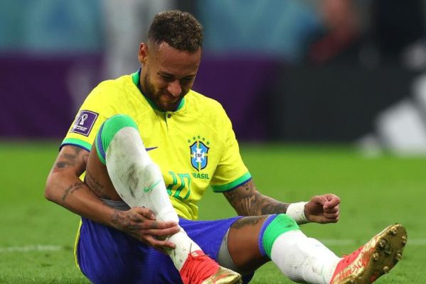 neymar-sente-o-tornozelo-na-estreia-do-brasil-na-copa-do-mundo-contra-a-servia-1669322556128_v2_900x506-599x400 'Vai doer, mas vou ter a chance de voltar’, diz Neymar após lesão no tornozelo