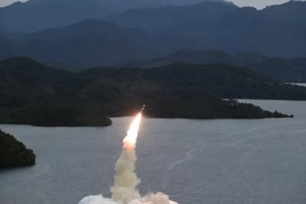 um-lancamento-de-missil-e-visto-em-um-local-nao-revelado-na-coreia-do-norte-nesta-foto-sem-data-divulgada-em-10-de-outubro-de-2022-1665398052565_v2_900x506-599x400 Coreia do Norte dispara míssil e promete respostas “mais duras” a EUA e aliados