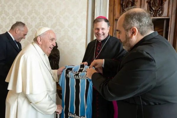 whatsapp-image-2022-11-03-at-131713-599x400 Papa Francisco recebe camisa personalizada do Grêmio no Vaticano