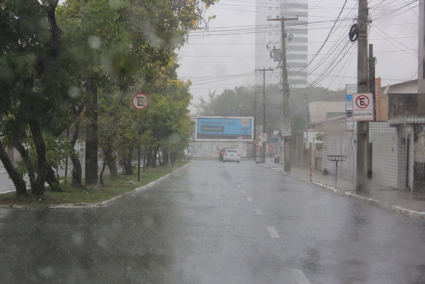 01-chuvas_em_joao_pessoa_walla_santos INMET emite alerta de chuvas para cidades paraibanas com risco de queda de árvores, alagamentos e descargas elétricas
