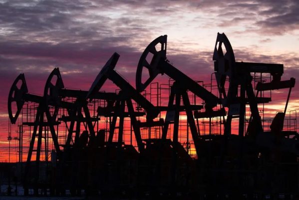 100941542-oil-pumping-jacks-also-known-as-nodding-donkeys-in-an-oilfield-near-neftekamsk-in-the-repu-599x400 Rússia diz que ‘não aceitará’ preço máximo de US$ 60 em seu barril de petróleo