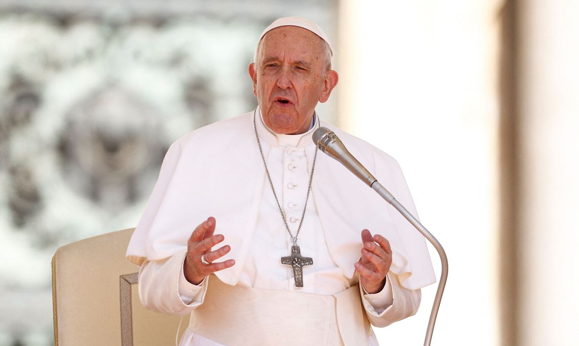 2022-06-14t115924z_1_lynxmpei5d0i6_rtroptp_4_ucrania-crise-papa Papa pede oração por Bento XVI, que está "gravemente doente"