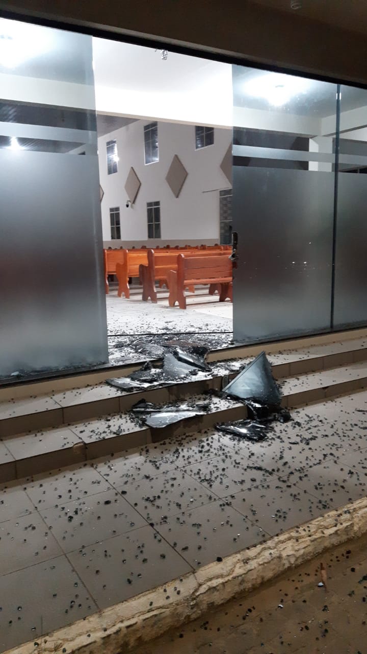 IMG-20221215-WA0019 Vândalos quebram vidro de igreja em Monteiro