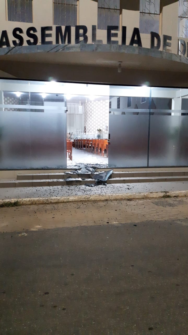 IMG-20221215-WA0022 Vândalos quebram vidro de igreja em Monteiro