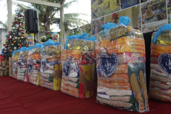 cestas_de_alimentos_da_lbv_sendo_entregues_na_pb-599x400 Caravana da Solidariedade do Natal da LBV distribui 21 toneladas em alimentos na Paraíba