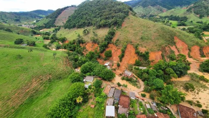 deslizamento-MG-700x394 Quatro pessoas morrem em deslizamento de terra em Minas Gerais