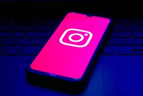 instagram-logo-celular-599x400 Instagram lança Notas na DM e testa recursos aguardados; veja novidades