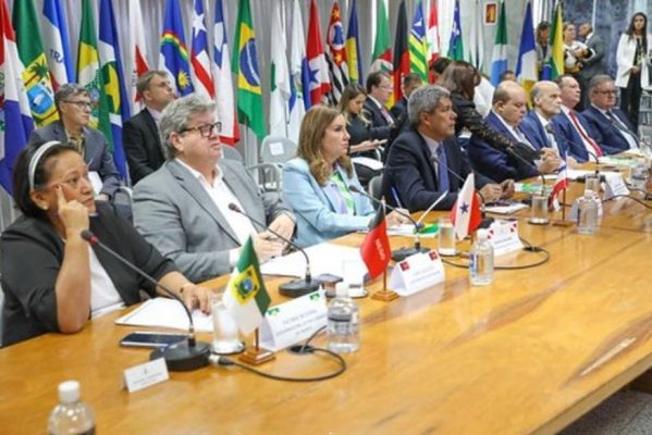 joao_azevedo_reuniao_governadores_131222-599x400 João Azevêdo diz que governadores querem levar a Lula discussão sobre reforma tributária: "segurança jurídica e sustentável aos estados"