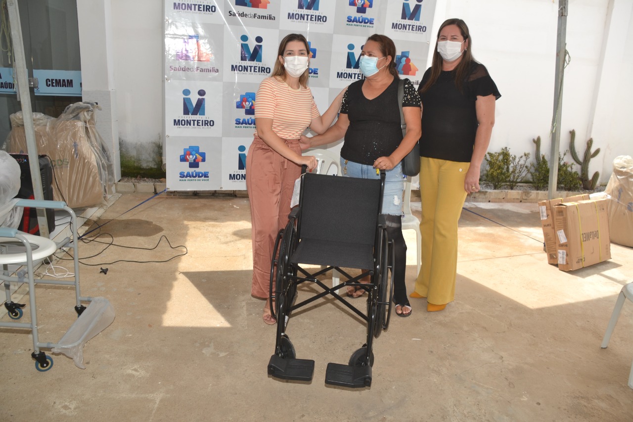 orteses-1 Secretaria de Saúde de Monteiro entrega órteses como cadeira de rodas e de banho para pacientes