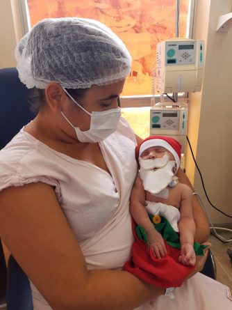 unnamed-334x445-1 Ensaio fotográfico de bebês resgata magia natalina na UTI do Hospital Edson Ramalho