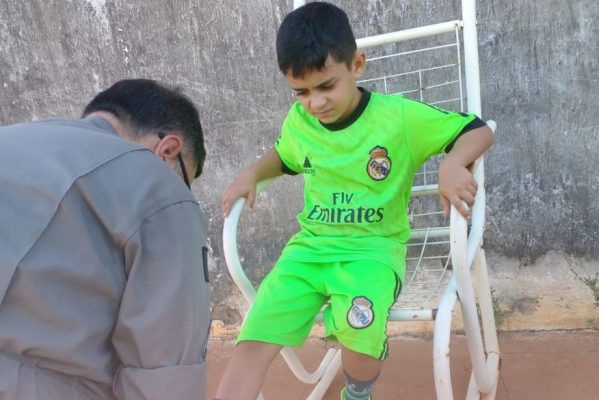 whatsapp_image_2022-12-22_at_061342-599x400 Polícia Militar doa chuteiras a criança que sonha em ser jogador de futebol, na Paraíba