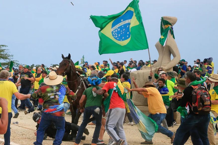 000-336p8vl VÍDEO: policial da cavalaria da PM é agredido por terroristas bolsonaristas, em Brasília