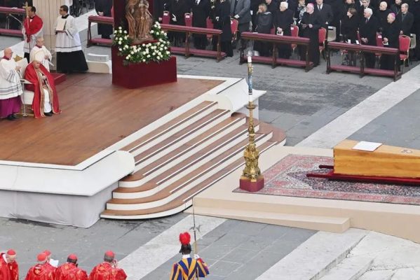 101669046-pope-francis-prays-by-the-coffin-of-pope-emeritus-benedict-xvi-during-his-funeral-mass-599x400 Papa Francisco celebra funeral de seu antecessor Bento XVI no Vaticano