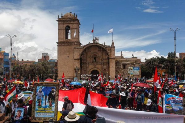 101877085-demonstrators-hold-a-protest-against-the-government-of-peruvian-president-dina-boluarte-an-599x400 Congresso do Peru rejeita proposta de antecipação das eleições para 2023