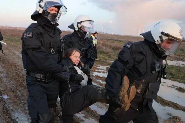 17jan2023-a-ativista-climatica-sueca-greta-thunberg-e-carregada-por-policiais-ao-ser-presa-em-erkelenz-na-alemanha-1673976172395_v2_900x506-599x400 Greta Thunberg é detida em protesto na Alemanha