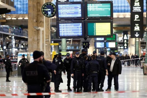 2023-01-11t081254z-1846502910-rc27oy9gctav-rtrmadp-3-france-security-599x400 Homem com faca deixa seis pessoas feridas em estação de trem de Paris