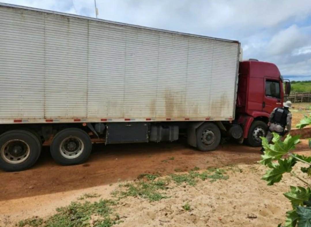 325584495_577075701102616_3974667587929803936_n Polícia Militar recupera caminhão que havia sido roubado no interior do Pernambuco