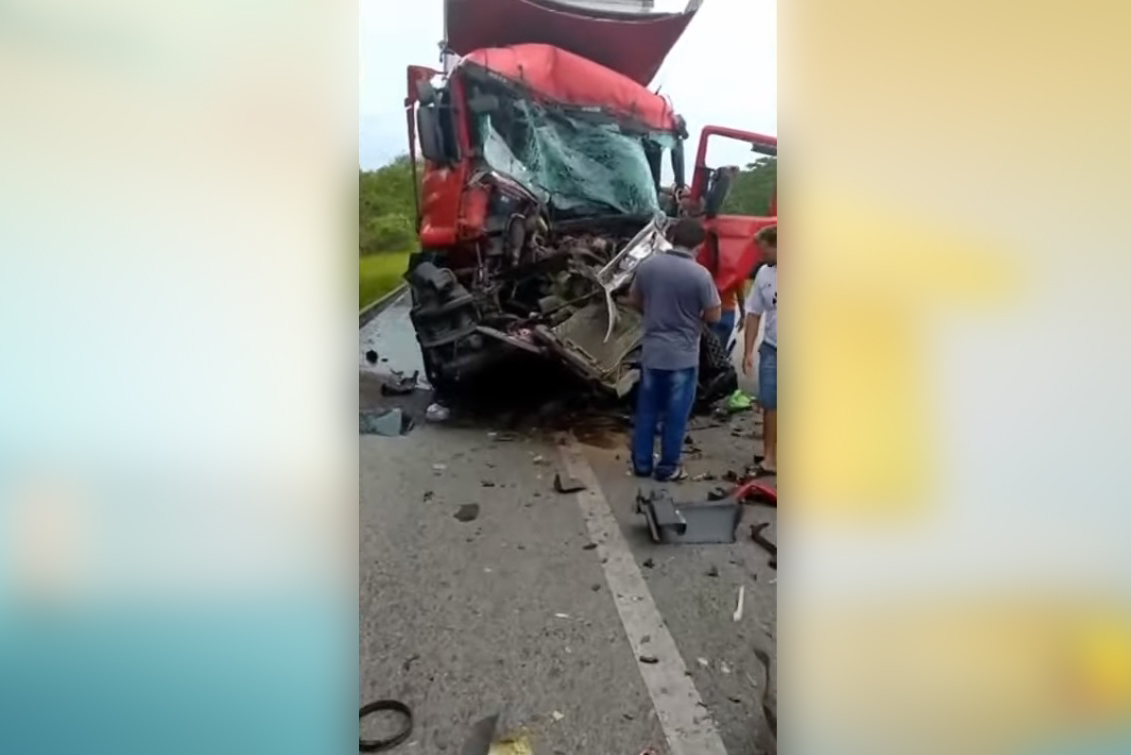 626a7c3640f1564e44c19765c03b7b83 Motorista sofre fraturas após cochilar e bater carreta em traseira de caminhão na BR-101