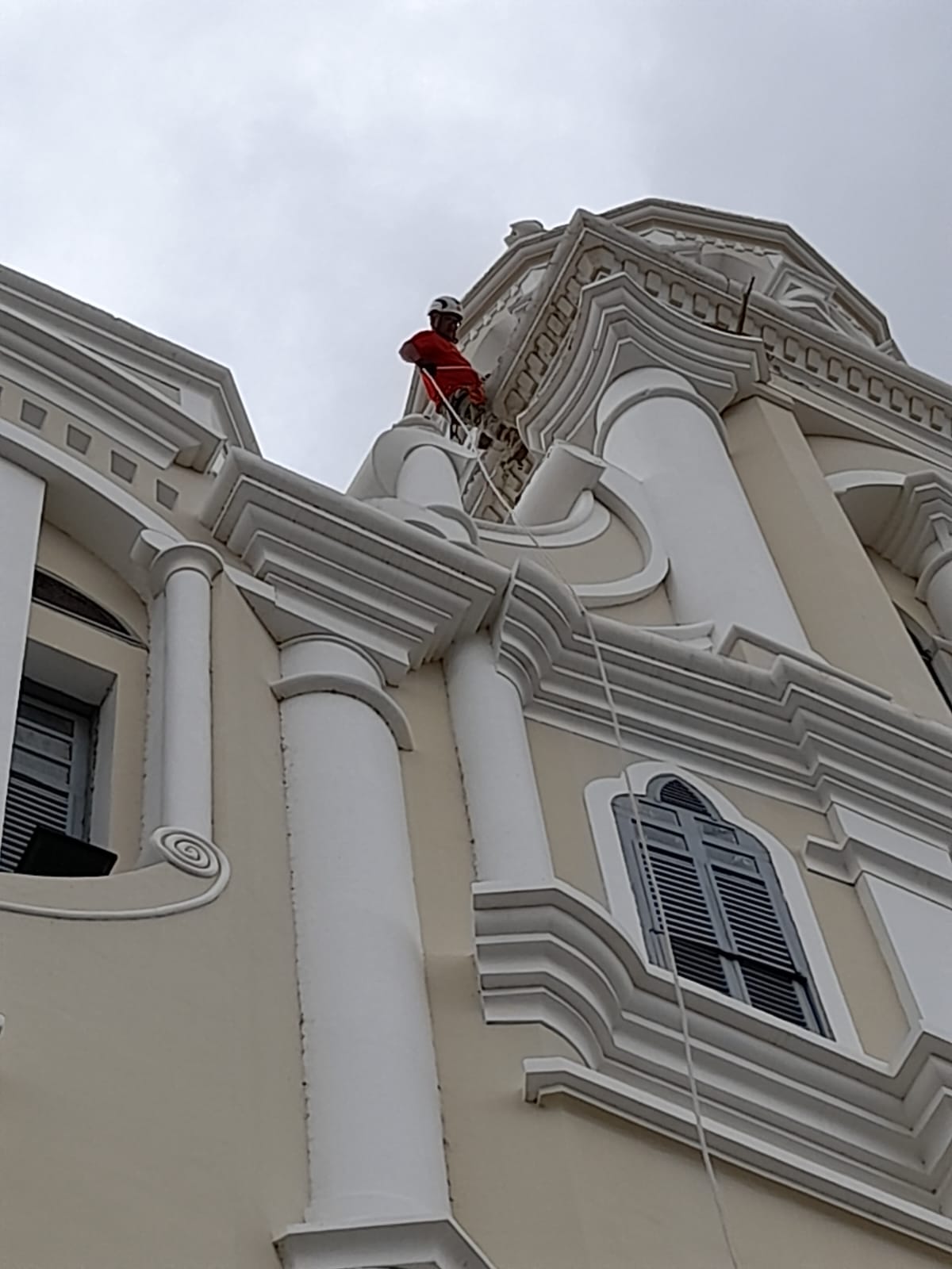 IMG-20230131-WA0132 Bombeiros retiram árvore da torre da igreja de Nossa Senhora das Dores em Monteiro