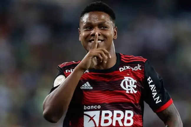 MATHEUS-FRANCA Matheus França valoriza vitória do Flamengo e exalta Vítor Pereira: 'Tem nos ajudado bastante'