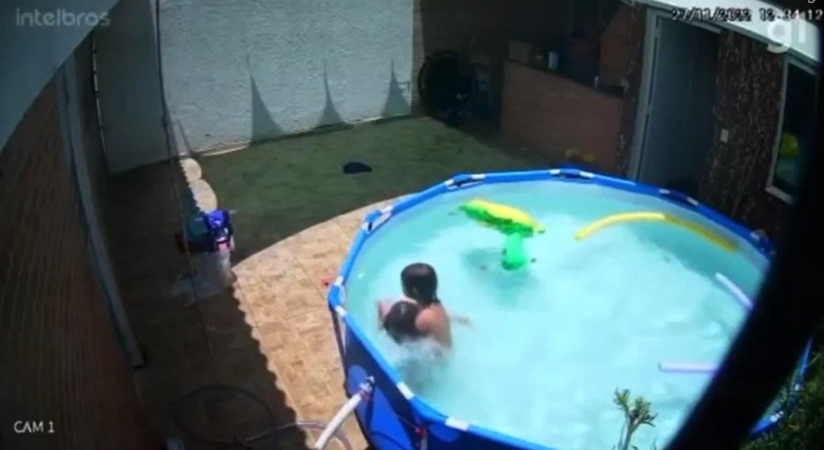 crianca-piscina Vídeo registra momento em que criança de 4 anos salva irmã de afogamento