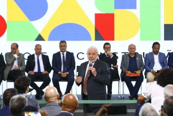 lula-centrais-sindicais-18-10-599x400 Rico vai pagar mais e vamos lutar por isenção de até R$ 5 mil, diz Lula sobre imposto de renda