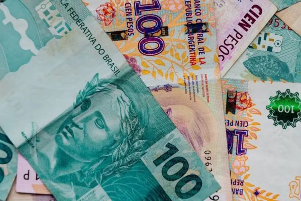 real-peso-599x400 Brasil e Argentina discutem criação de uma moeda comum