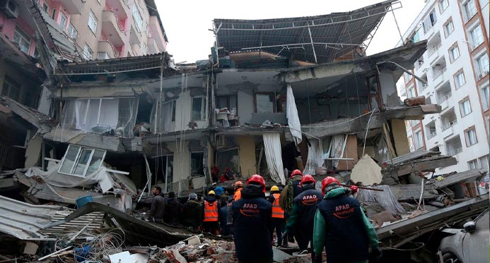 Criancas-sao-resgatadas-dias-apos-terremoto-na-Turquia-total-de-mortos-passa-de-22-mil Corpo de jogador ganês é encontrado sob escombros na Turquia, diz agente