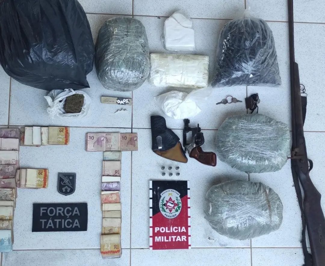 DROGAS Homem é preso em flagrante com armas de fogo, cocaína e maconha em Monteiro