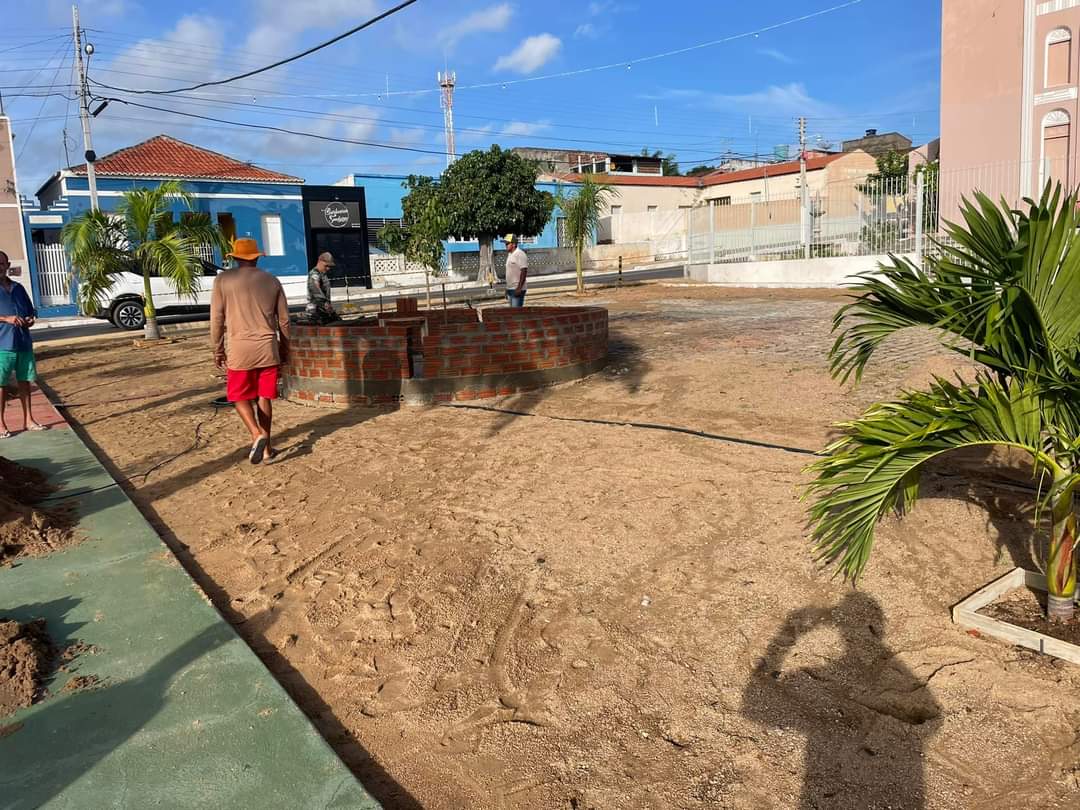 FB_IMG_1676019492444 Gestão de São João do Tigre dá início a construção de uma Praça no centro da cidade